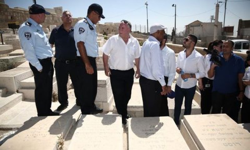 חברי ועדת הפנים בסיור קודם בהר-הזיתים [צילום: דוברות הכנסת]