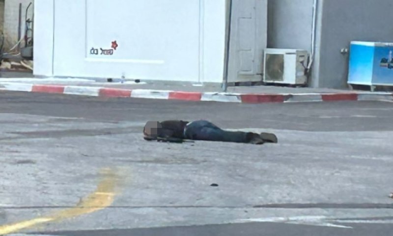 גופת המחבל בתחנת הדלק בעלי [צילום: שימוש לפי סעיף 27א]