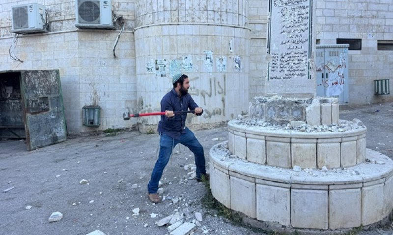 צבי סוכות, הפטיש והאנדרטה שבכפר הפלשתיני [צילום: לשכת ח"כ צבי סוכות]