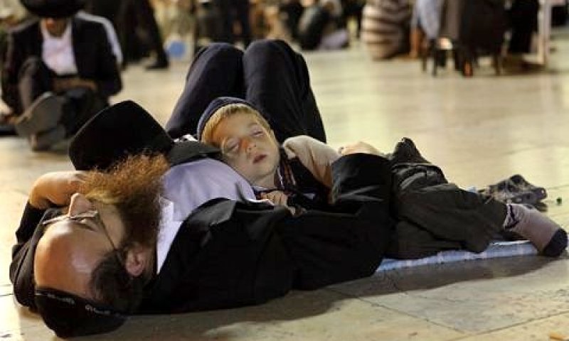 תשעה באב ברחבת הכותל המערבי [צילום: פלאש 90]