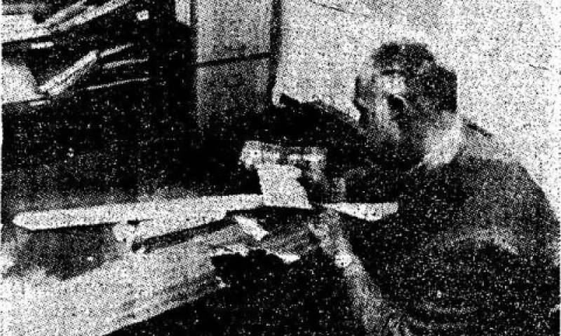 שולחנו הפגוע של עמי שחורי אחרי הפיצוץ [צילום: AP]