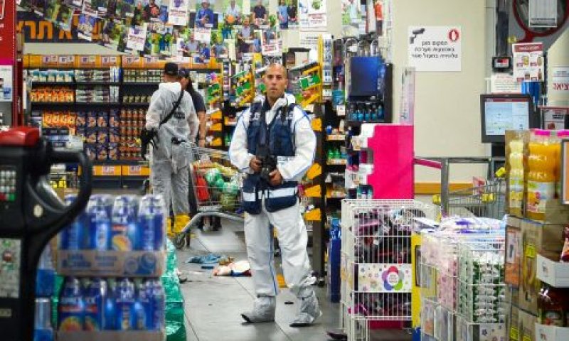 כוחות הביטחון בסניף ביבנה [צילום: אבי דישי/פלאש 90]