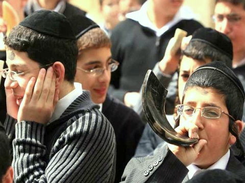 לתקוע, אבל למה באוזן?