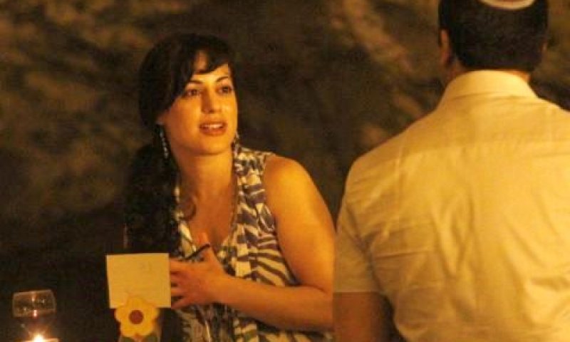 זוג דתיים בספידייטינג במערת צדקיה [צילום: פלאש 90]