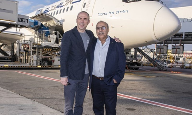 רפיק חלבי וגונן אוסישקין, והמטוס החדש [צילום: ערן לם]