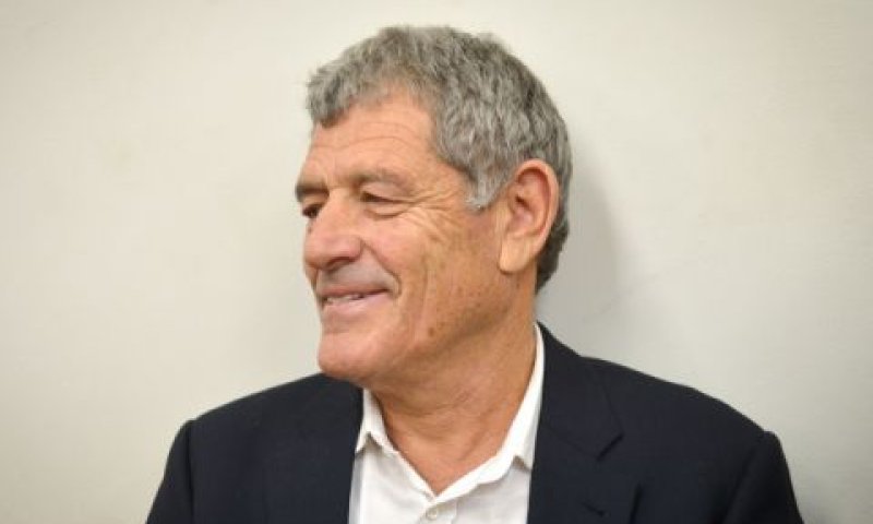 גנור. טוען ללחצים [צילום: פלאש 90]