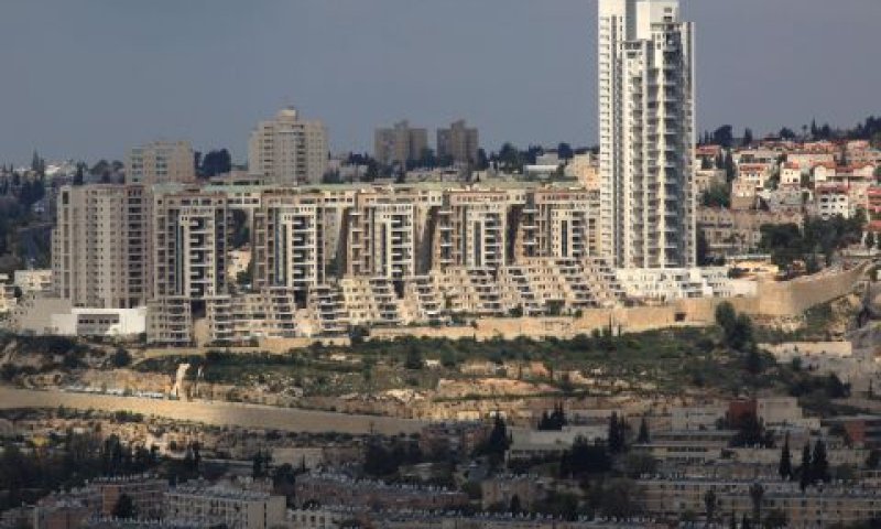 עוד מגדלים על ראש ההר. הולילנד