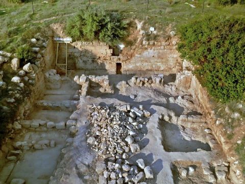 חצר מערת הקבורה שנחשפה בשפלת יהודה [צילום: אמיל אלג'ם, רשות העתיקות]