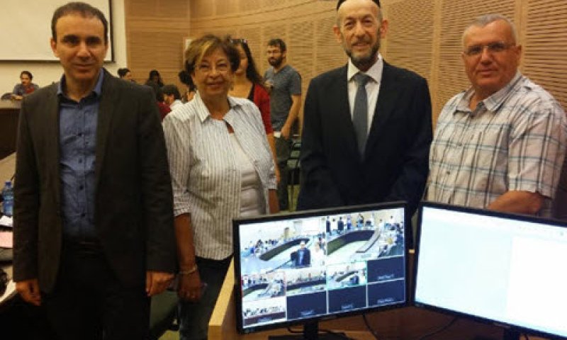 יו"ר הוועדה ח"כ מקלב, מנהלת הוועדה ענת לוי, דובר הכנסת יותם יקיר ומנהל אגף טכנולוגיה ומחשוב רובי סנדמן על רקע מערכת השידור החדשה [צילום: יח"צ]