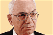 הולך עם מזוז. השופט אליהו מצא
