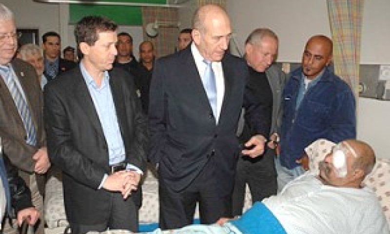 אולמרט דיכטר והרצוג סביב מיטתו של מזרחי [צילום: לע"מ]