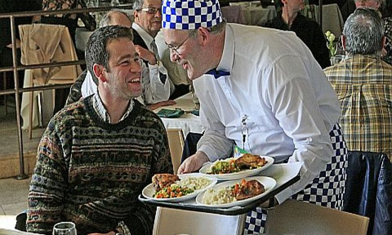 מתנדב אירי מגיש ארוחה לנזקקים [צילום: יח"צ]