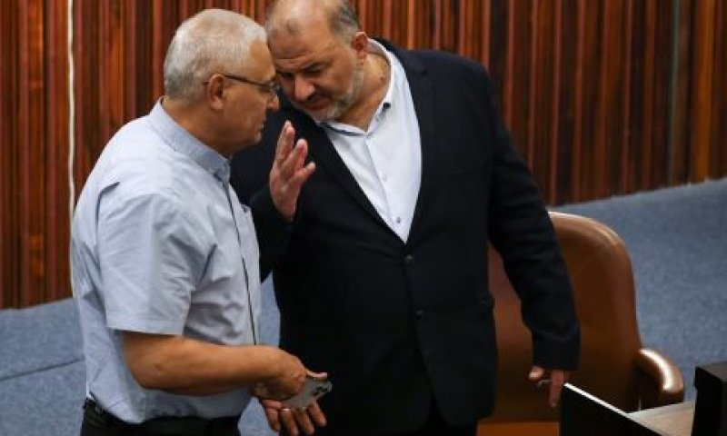 מנסור עבאס ומאזן גנאים [צילום: נועם מושקוביץ/דוברות הכנסת]
