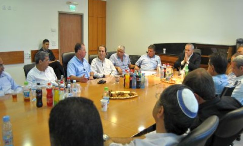 ראשי רשויות בפגישה עם שר האוצר [צילום: שרונה מזליאן לוי]