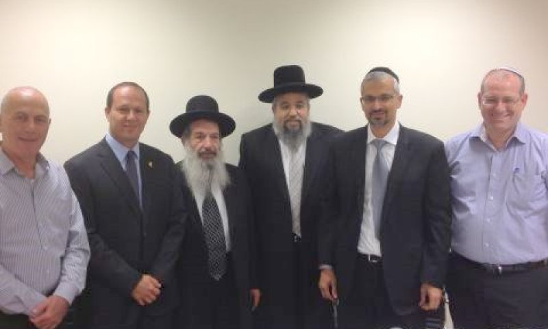 ישראל פת יועמ"ש המשרד לשירותי דת, הרב חזקיהו סאמין - מרכז הוועדה, הרב דוד אבוחצירא - הרב הראשי ליבנה, הרב ניסים בן שמעון - ראב״ד ת"א ויו״ר הוועדה, ראש העירייה ניר ברקת ואהרון בינון &ndash; נציגי העירייה [צילום: דוברות עיריית ירושלים]
