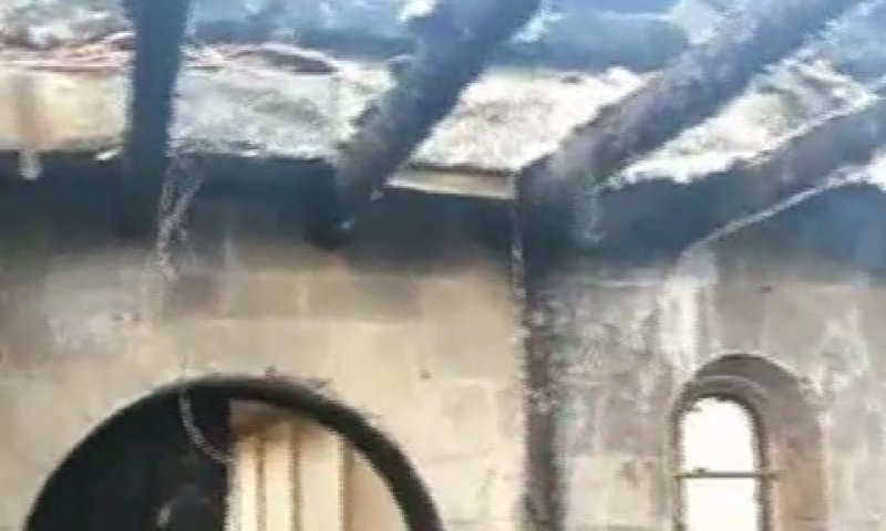 הכנסיה השרופה בכנרת, הבוקר [צילום: מן הטלוויזיה]