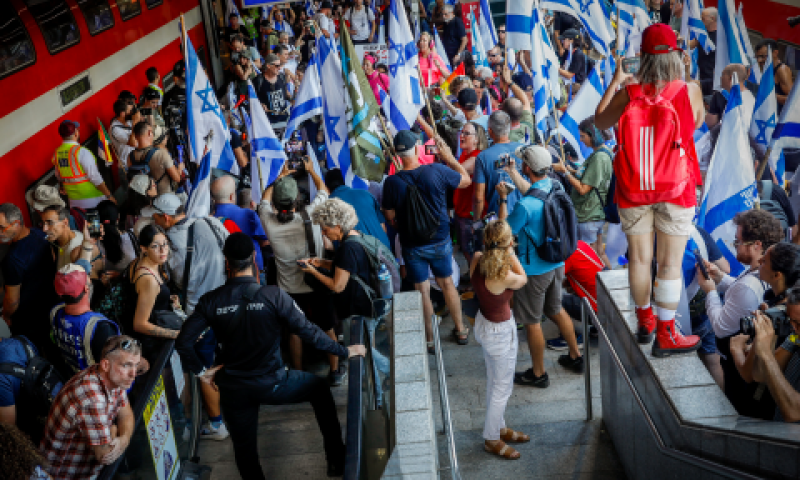 המפגינים בתחנת רכבת השלום בתל אביב [צילום: מרים אלסטר, פלאש 90]