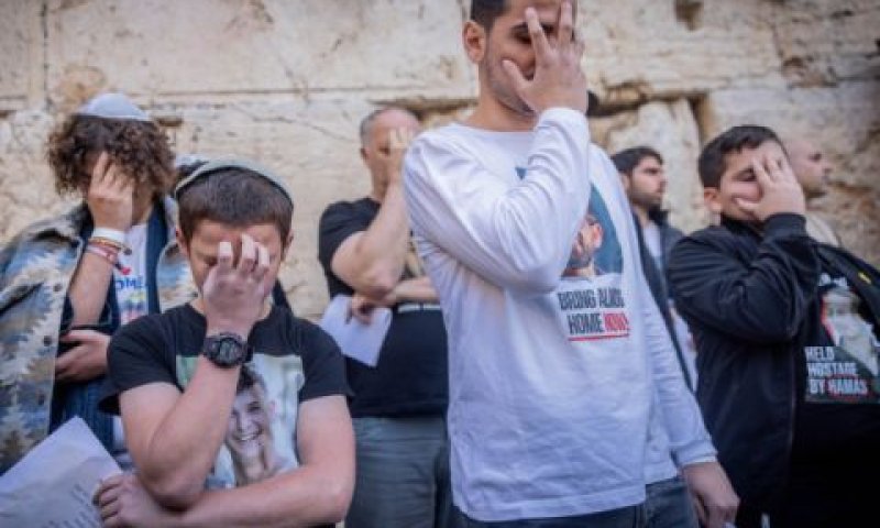 תפילה בכותל המערבי להצלת החטופים [צילום: חיים גולדברג/פלאש 90]