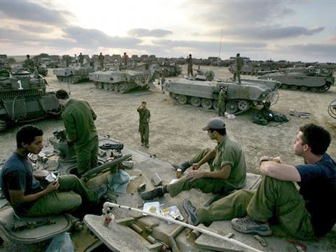 במשך שלושה ימים המתינו החיילים להוראות הדרג המדיני. בזמן זה השלים צה"ל את הערכותו והעביר ציוד לוגיסטי נרחב לשטח הרצועה.