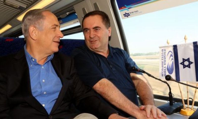 כ"ץ ונתניהו ברכבת [צילום: ששון תירם]