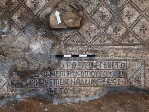 הפסיפס והכתובת [צילום: סשה פליט, אוניברסיטת תל אביב]