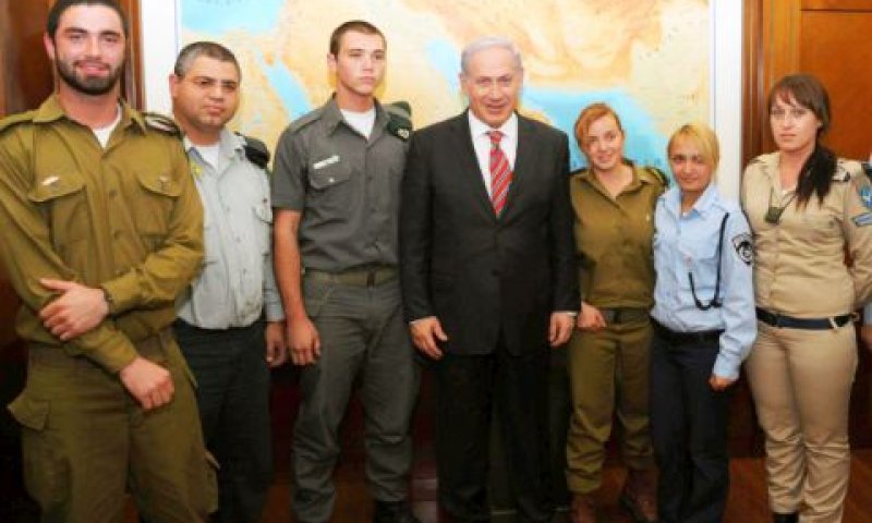 ראש הממשלה עם חיילים וחיילות שעברו גיור [צילום: פלאש 90]