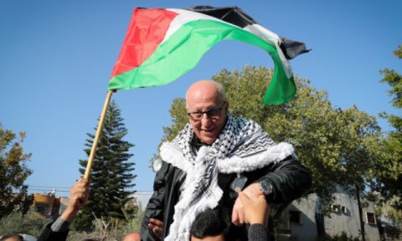 המחבל כרים יונס עם משפחתו וחבריו [צילום: ג'מאל עוואד/פלאש 90]