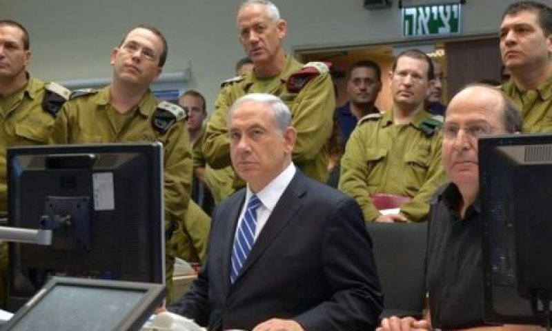 צופים בפעילות הקרקרעית מן הקריה [צילום: דובר צה"ל]