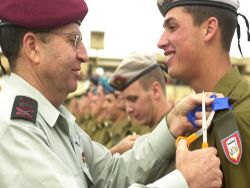 יעלון בטקס סיום קורס הקצינים