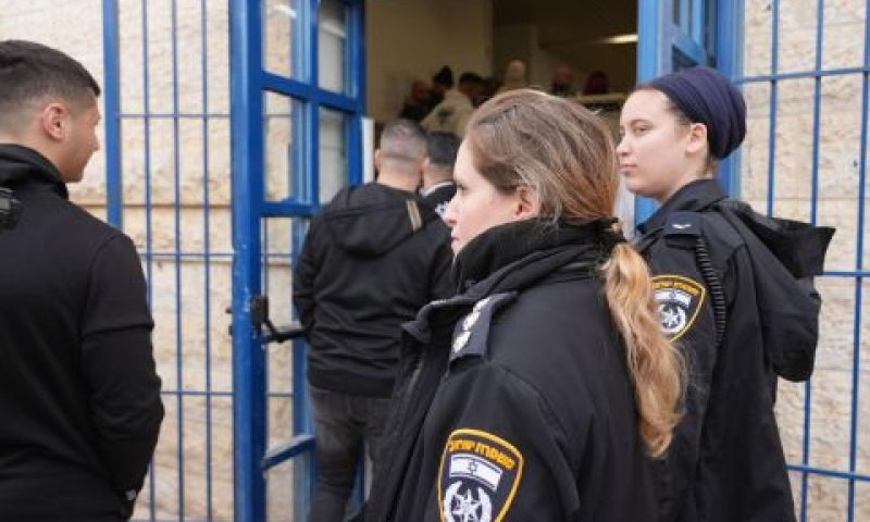 שוטרים בקלפי באזור [צילום: דוברות המשטרה]