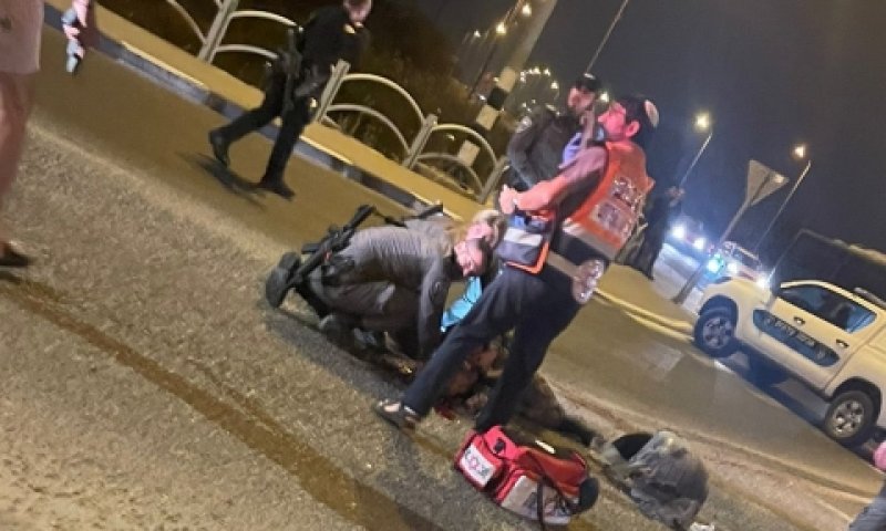הטיפול בשוטר הפצוע, אתמול בלילה בצומת שוהם [צילום: שימוש לפי סעיף 27א]