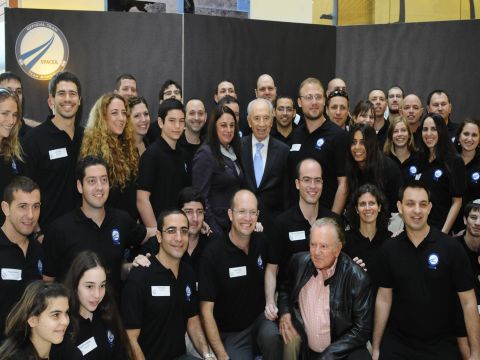 שמעון פרס, רונה רמון וקבוצת המדענים הצעירים [צילום: יוסי זליגר/ פלש 90 ]