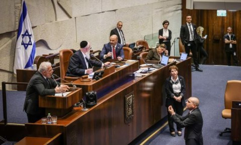 אופיר כץ בוויכוח עם יאיר לפיד [צילום: נועם מושקוביץ/דוברות הכנסת]