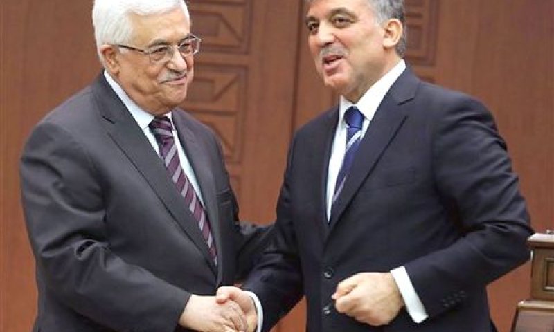 אבו מאזן וגול. תיתכן פנייה [צילום: AP]