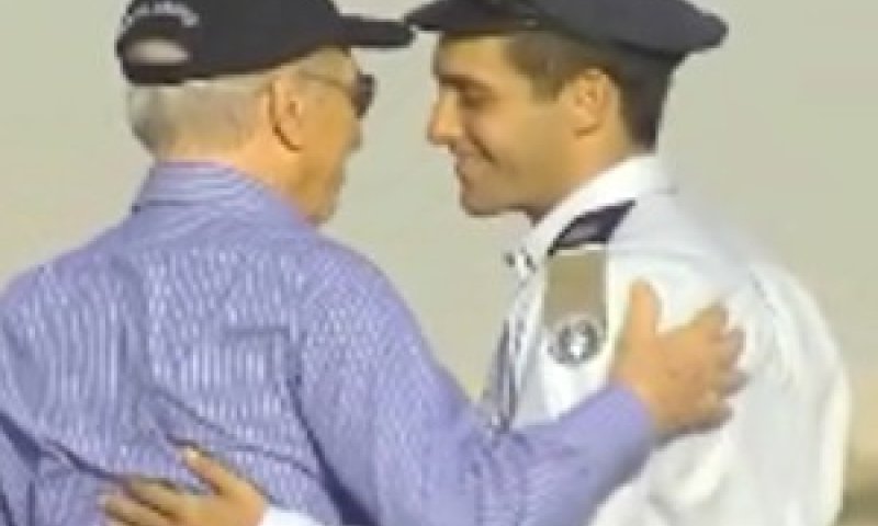 שמעון פרס מעניק את כנפי הטיס לאסף רמון [דו"צ]
