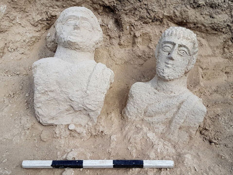 שני הפסלים שנחשפו [צילום: איתן קליין, רשות העתיקות]