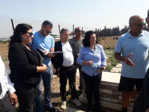 חברי הוועדה בבית העלמין