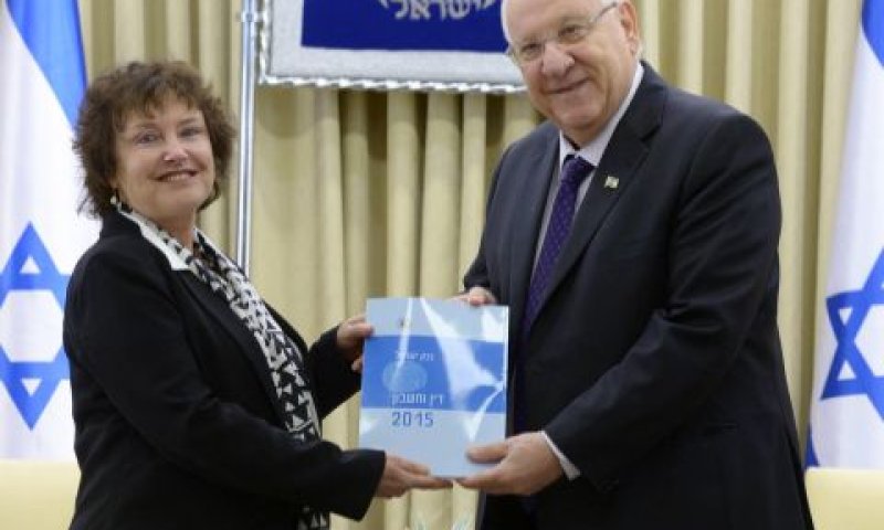 נשיא המדינה מקבל את דו"ח בנק ישראל מד"ר קרנית פלוג [צילום: מארק ניימן/לע"מ]