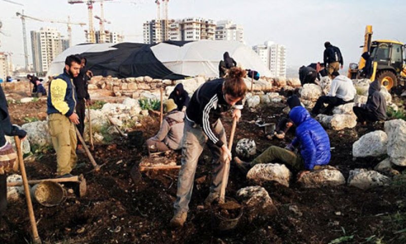 תלמידי מכינת גל להכשרת מנהיגות במהלך החפירה הארכיאולוגית [צילום: רשות העתיקות]