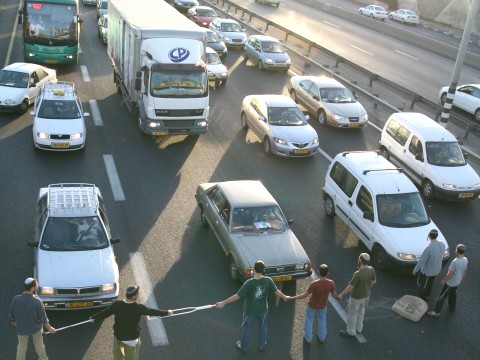חסימת כביש גהה בעקבות פינוי הבית החום [צילום: יוסי דגן]