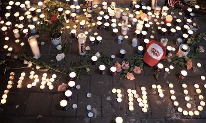 נרות זיכרון בזירת הפיגוע [צילום: תומר נויברג/פלאש 90]