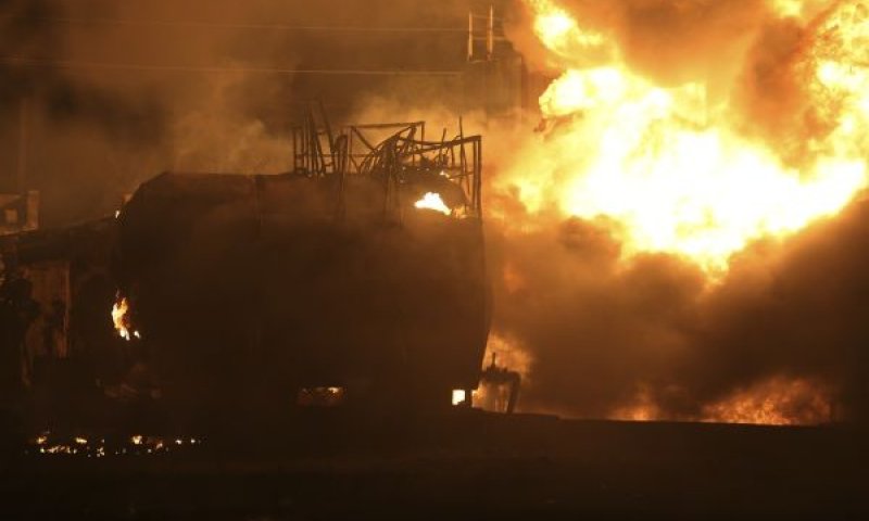 מאגרי הדלק ברוסיה עולים באש [צילום: אלכסיי אלכסנרוב/AP]