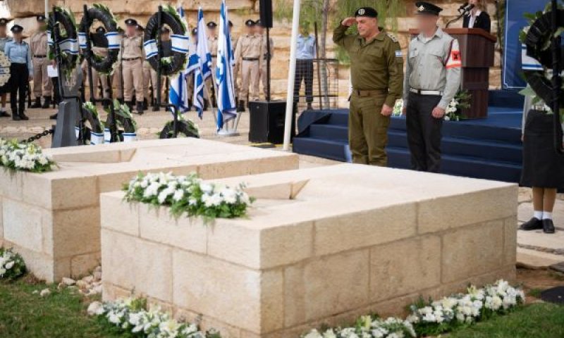זמיר ליד קבר דוד בן גוריון [צילום: דובר צה''ל]