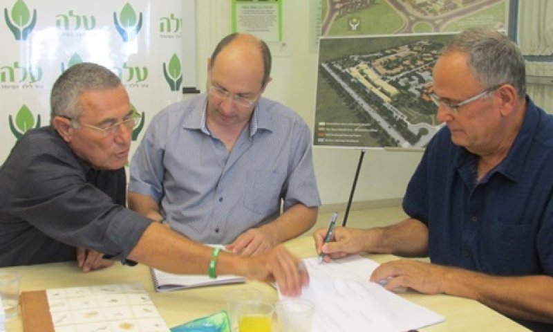 החתימה על ההסכם הקיבוצי [צילום: יח"צ עלה נגב &ndash; נחלת ערן]