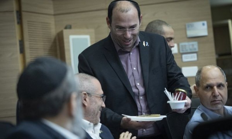 ח"כ שמחה רוטמן ברגע של הפוגה [צילום: חיים גולדברג/פלאש 90]