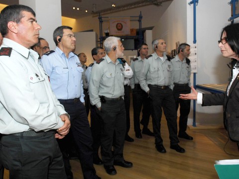 פורום המטה הכללי מקבל הסברים במוזיאון יד ושם [צילום: דו"צ]