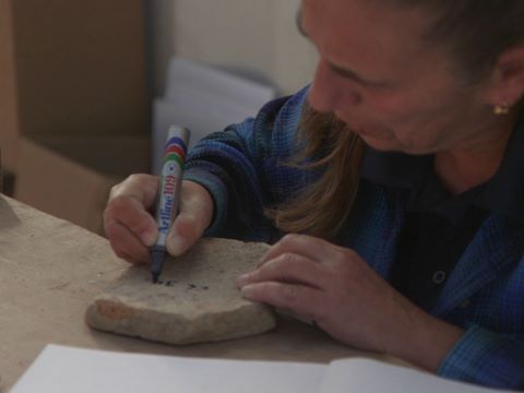 שברי רעפי הלגיון שנמצאו בחפירה [צילום: אמיל אלג'ם, רשות העתיקת]