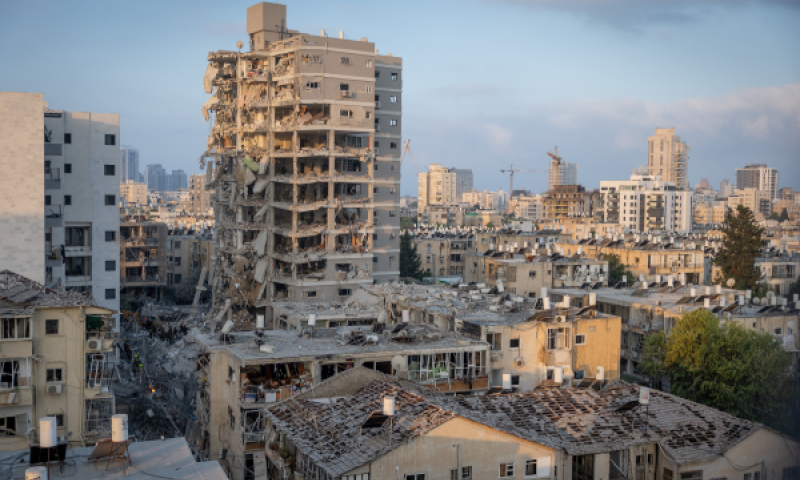 זירת פגיעת הטיל האירני בבת ים [צילום: חיים גולדברג/פלאש 90]