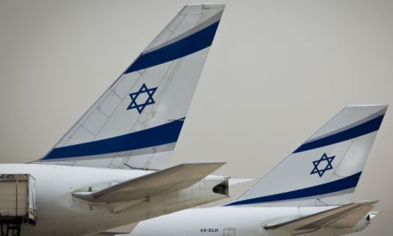 זנבות המטוסים התנגשו [צילום: משה שי, פלאש 90]