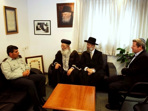 מימין לשמאל: מנכ"ל הרבנות עודד וינר, הרבנים מצגר ועמאר והרמטכ"ל אשכנזי [צילום: דו"צ]